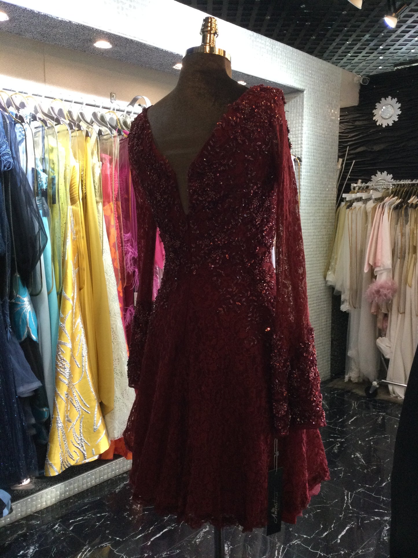 Vestido rojo corto de encaje y piedras finas, falda A con mangas largas