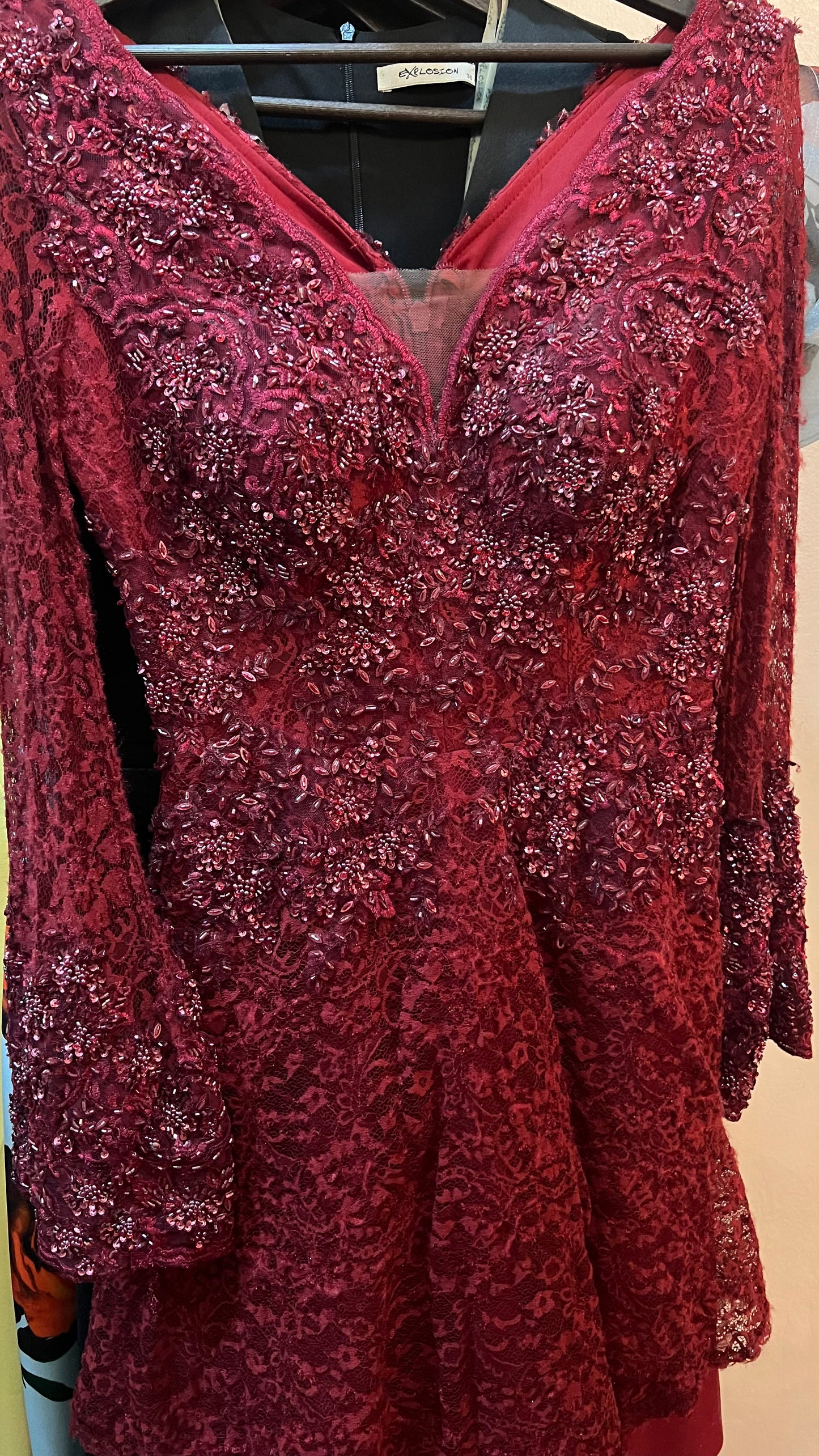 Vestido rojo corto de encaje y piedras finas, falda A con mangas largas