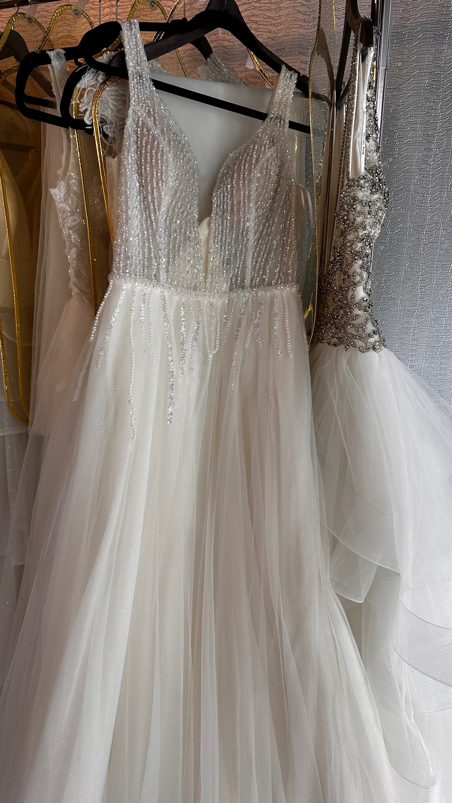 Vestido de novia estilo corte A, tul con brillo minimalista con cristales y perlas
