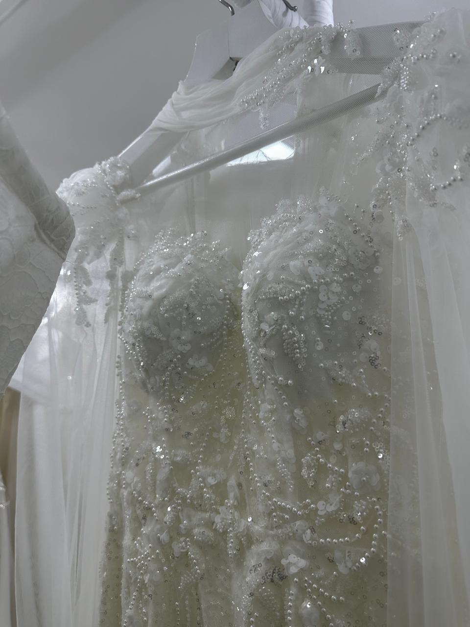 Vestido de novia cuello alta linea A - de aplicaciones y brillo
