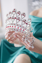 Corona alta grande roja con zirconas plateadas