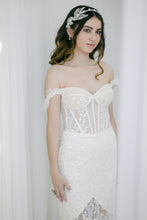 Vestido de novia estilo sirena con corset y floral