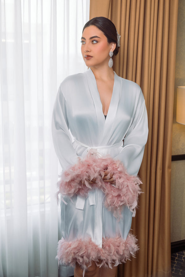 Bata blanca "Bride" con plumas
