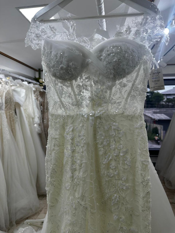 Vestido de novia estilo sirena con aplicaciones florales y cuello mesh
