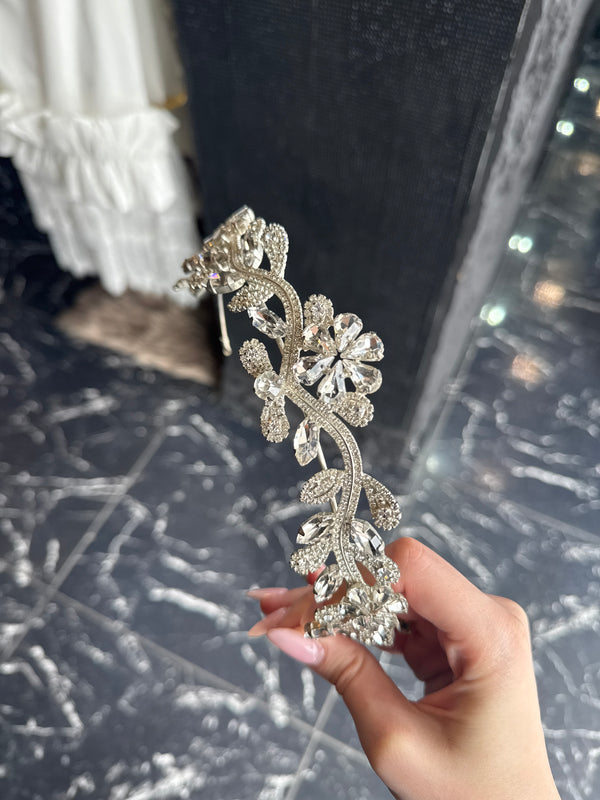 Corona Floral de Cristales Brillantes - Diseño Curvo