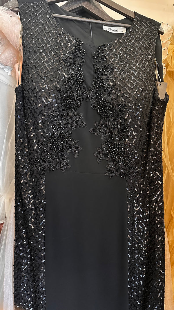 Vestido negro cuello cerrado de chiffon lentejuelas, aplicaciones y pedreria