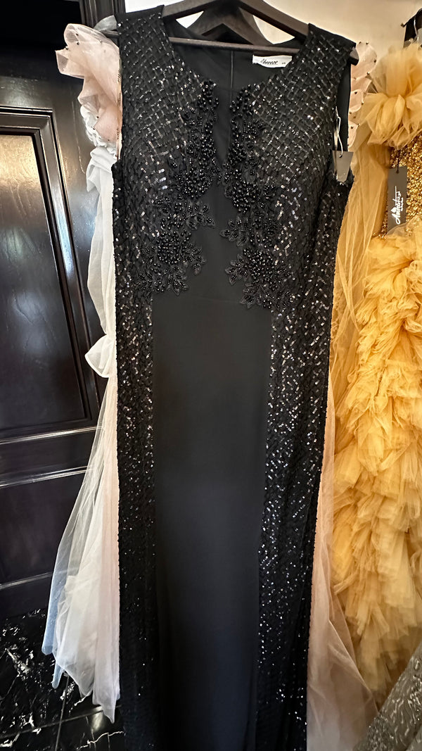 Vestido negro cuello cerrado de chiffon lentejuelas, aplicaciones y pedreria