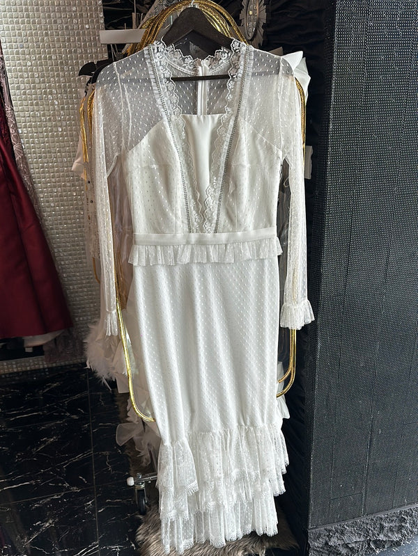 Sophisticated Lace: Classic White Dress with a Modern Twist