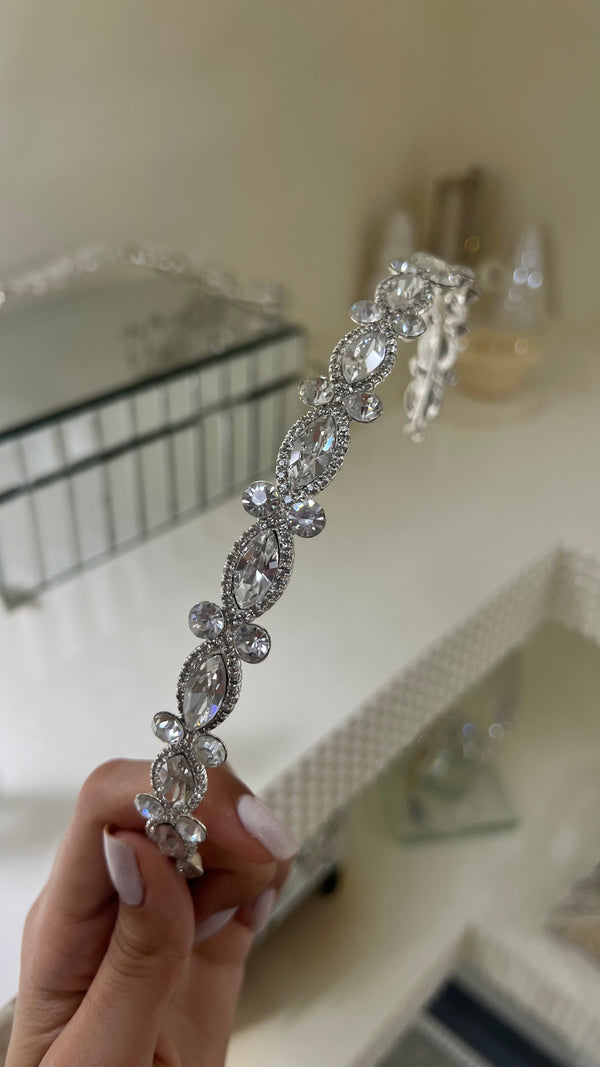Tiara de cristales en forma de diamantes y circulos plateado