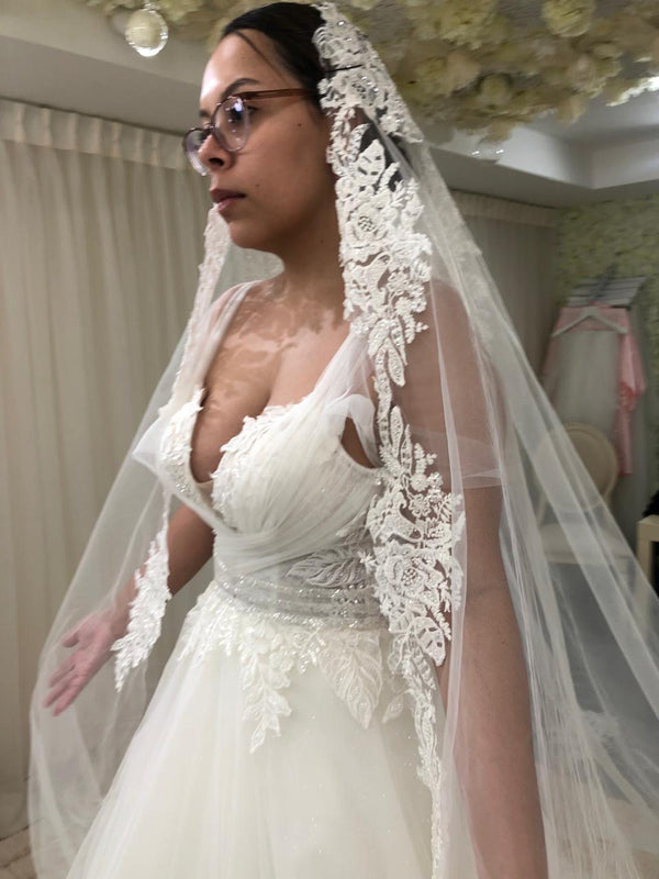 Vestido de novia linea A con hojas y pedreria, drapeado en cuello V