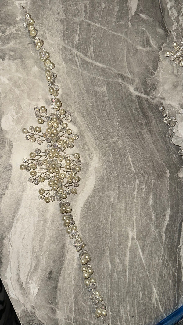Tocado largo flexible de perlas y cristales floral