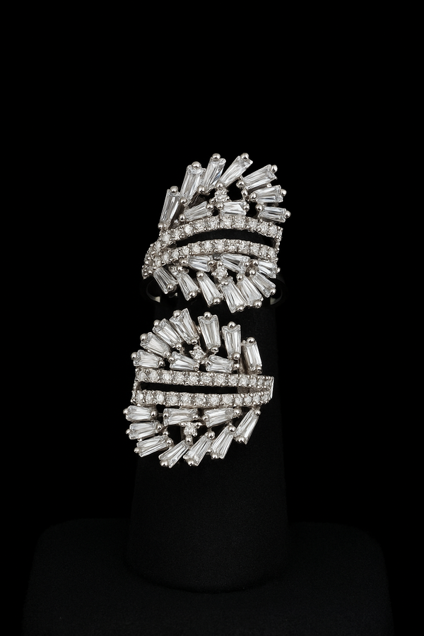 Anillo de cristales estilo hojas