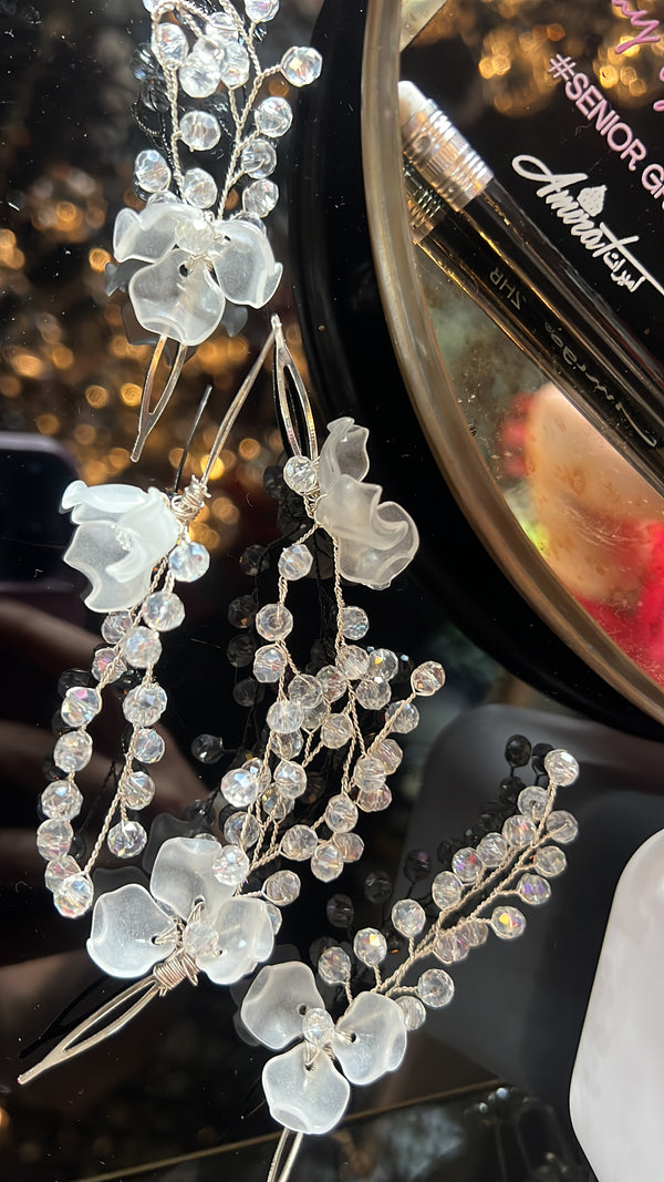 Pin con cristales y petalos