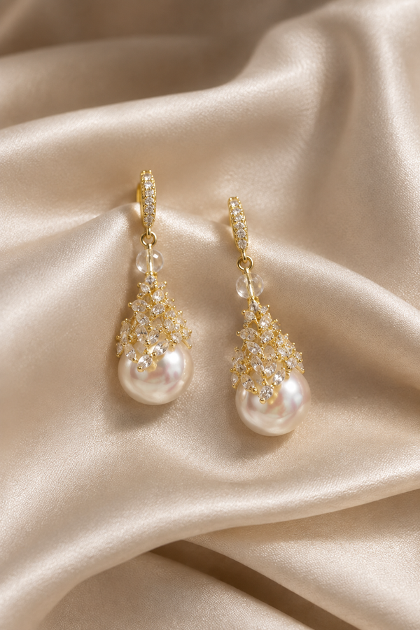 Aritos de perla con diseño en V dorado