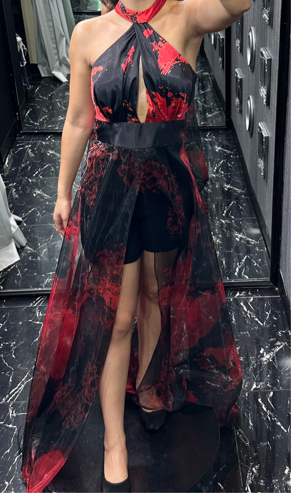 Romper negro de estampado rojo floral con falda de chiffon encima, halter neck delgado al cuello