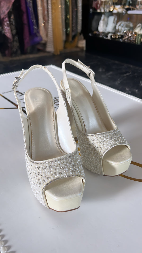 Tacones altos con perlas y brillos