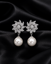 Aritos de aretes de perla con flor de cristales