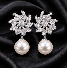 Aritos de aretes de perla con flor de cristales