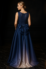 Regal Sparkle: Estilo Princesa con Chongo atras