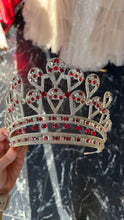 Corona alta grande roja con zirconas plateadas