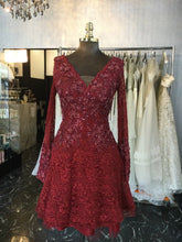 Vestido rojo corto de encaje y piedras finas, falda A con mangas largas