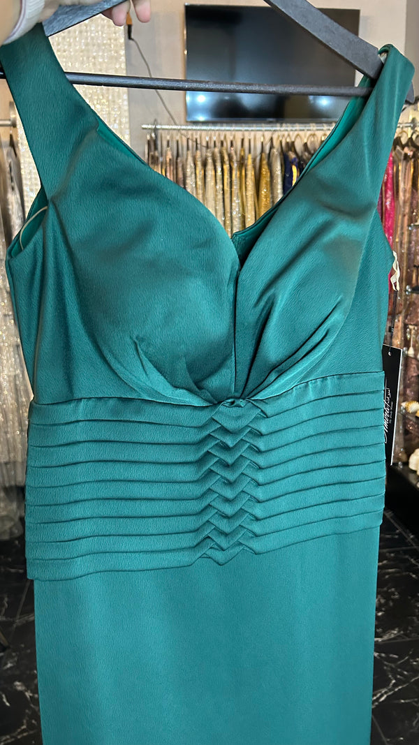 Emerald Enchantment: Heart V-Neck Mermaid Dress
