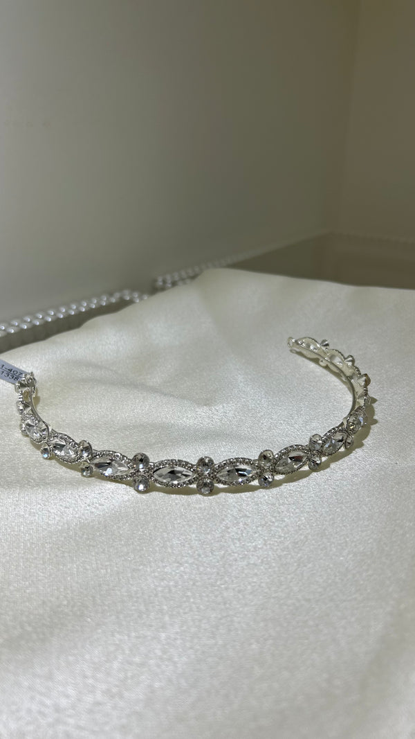 Tiara de cristales en forma de diamantes y circulos plateado