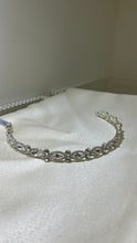 Tiara de cristales en forma de diamantes y circulos plateado