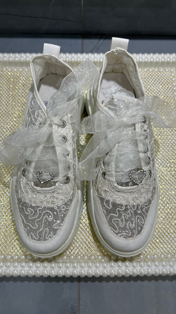 Tennis blanco estilo bordado y lentejuelas plateadas (altura baja)