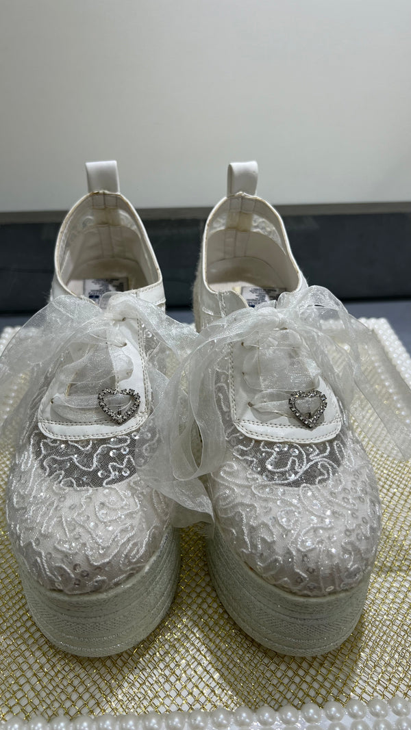 Tennis blanco estilo bordado y lentejuelas plateadas (altura alta)