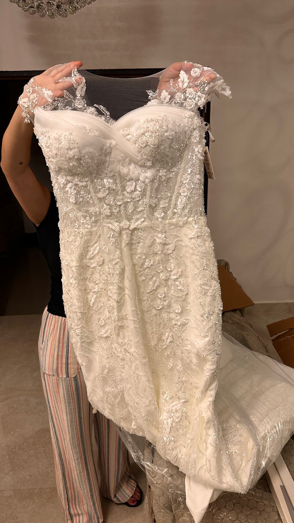 Vestido de novia estilo sirena con aplicaciones florales y cuello mesh