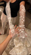 Vestido de novia estilo sirena con aplicaciones florales y cuello mesh