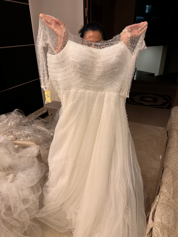 Vestido de novia linea A con cristales en todo el top con mesh al cuello y mangas