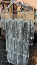 Vestido corto de encaje gris con flecos largos de pedreria