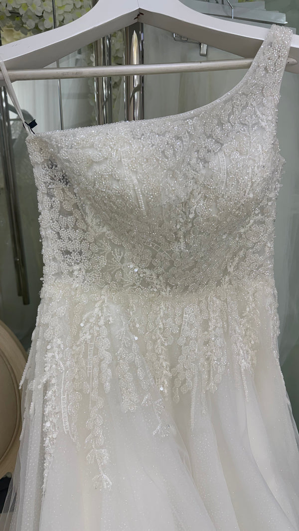 Vestido de novia V, one-shoulder con pedreria de cristales