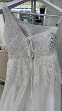 Vestido de novia V, one-shoulder con pedreria de cristales