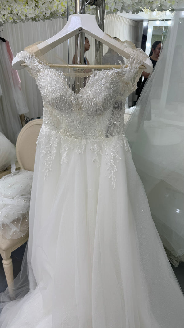 Vestido de novia linea A con cuello transparente y mangas cortas off shoulder