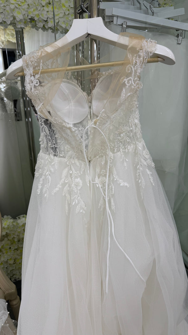 Vestido de novia linea A con cuello transparente y mangas cortas off shoulder