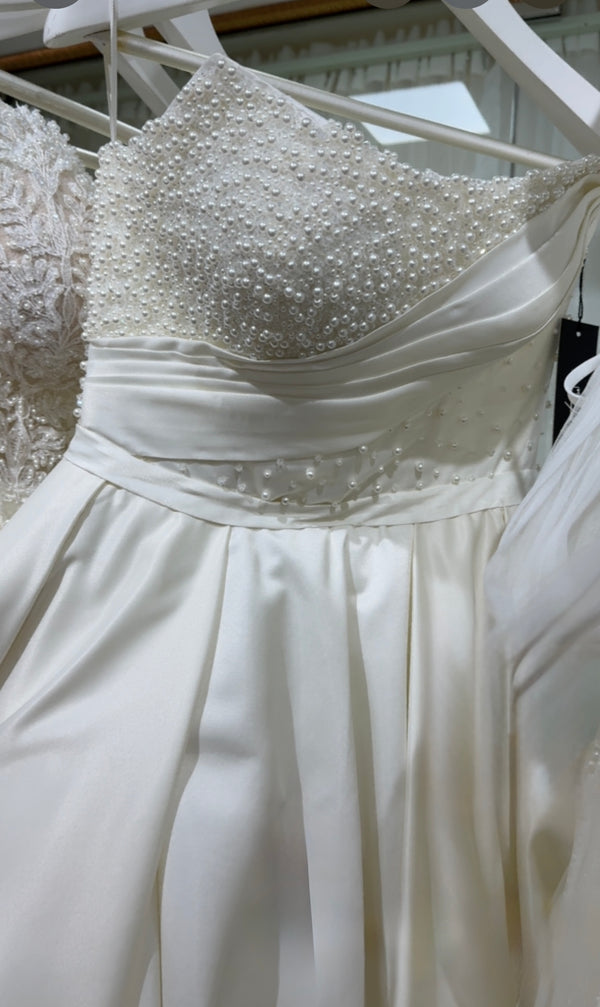 Vestido de novia linea A - Organza liso strapless con detalles de perlas