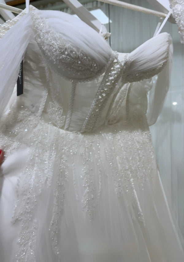 Vestido de novia linea A de corse transparente, copas drapeadas con detalles florales de cristales y perlitas y falda de tul