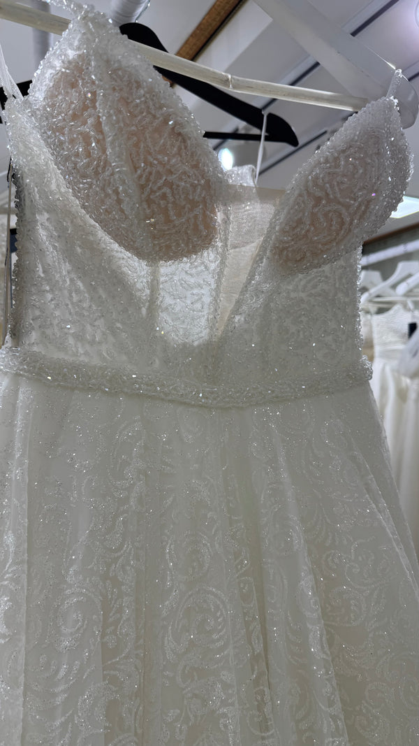 Vestido de novia linea A de corse transparente y falda de shimmer floral