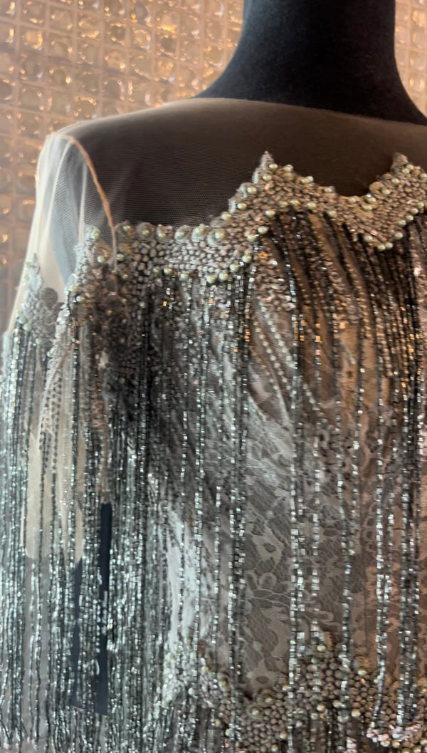 Vestido corto de encaje gris con flecos largos de pedreria