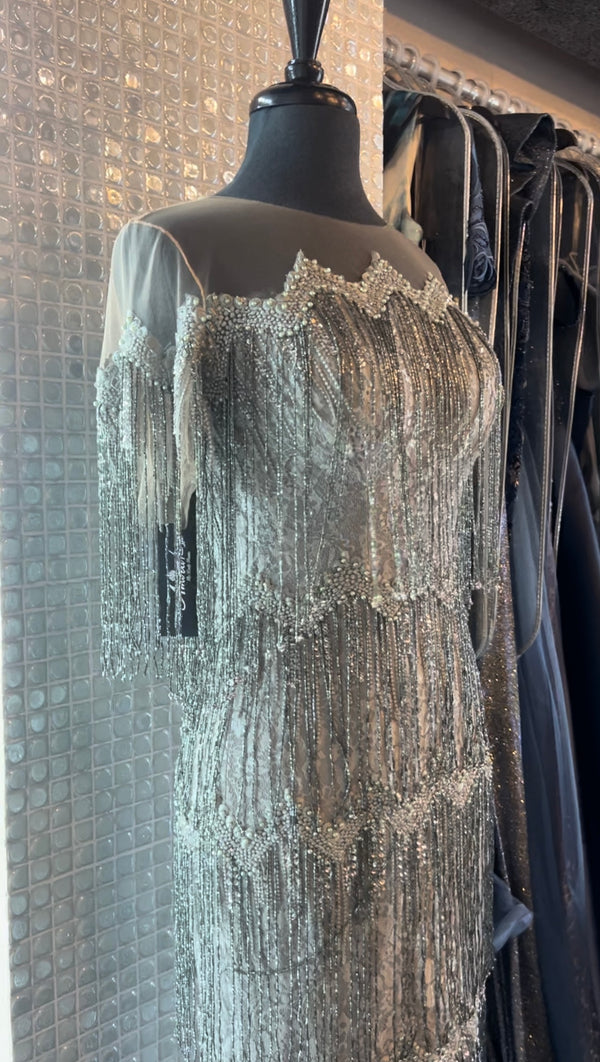 Vestido corto de encaje gris con flecos largos de pedreria