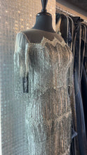 Vestido corto de encaje gris con flecos largos de pedreria
