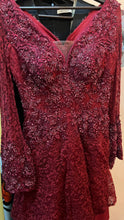 Vestido rojo corto de encaje y piedras finas, falda A con mangas largas