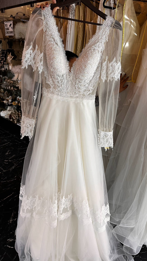 Vestido de novia linea A cuello V manga larga con encaje y brillo sutil
