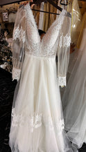 Vestido de novia linea A cuello V manga larga con encaje y brillo sutil