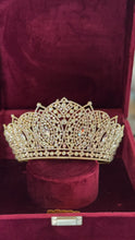 Corona grande alta dorado con cristales