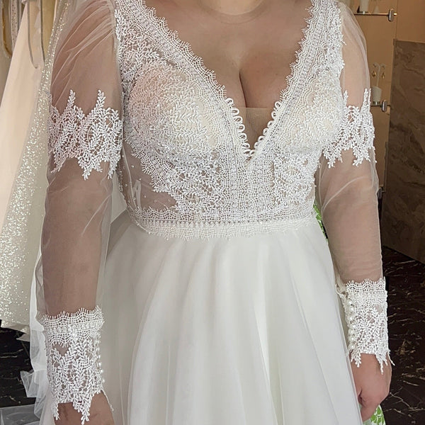 Vestido de novia linea A cuello V manga larga con encaje y brillo sutil