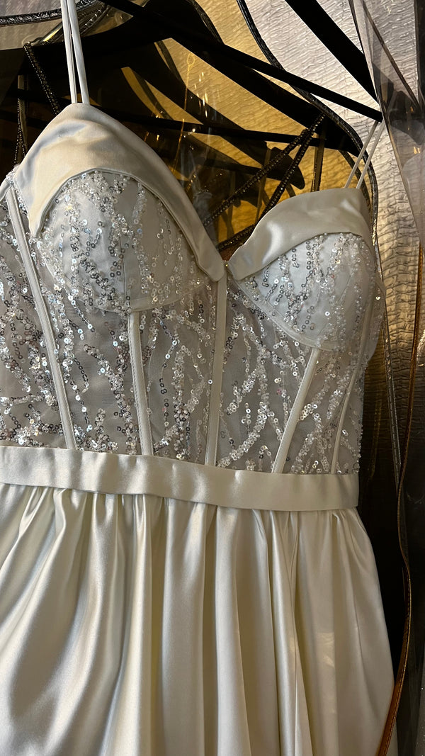Vestido de novia con tirantes delgados top corsé de lentejuelas, cinturon y falda linea A drapeado en satén